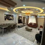 شقة واسعة مريحة بكافة الامكانيات والفرش الحديث في المهندسين قريب من النيل والمتحف وجامعة الدول