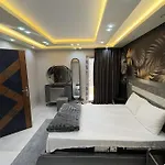 شقة واسعة مريحة بكافة الامكانيات والفرش الحديث في المهندسين قريب من النيل والمتحف وجامعة الدول